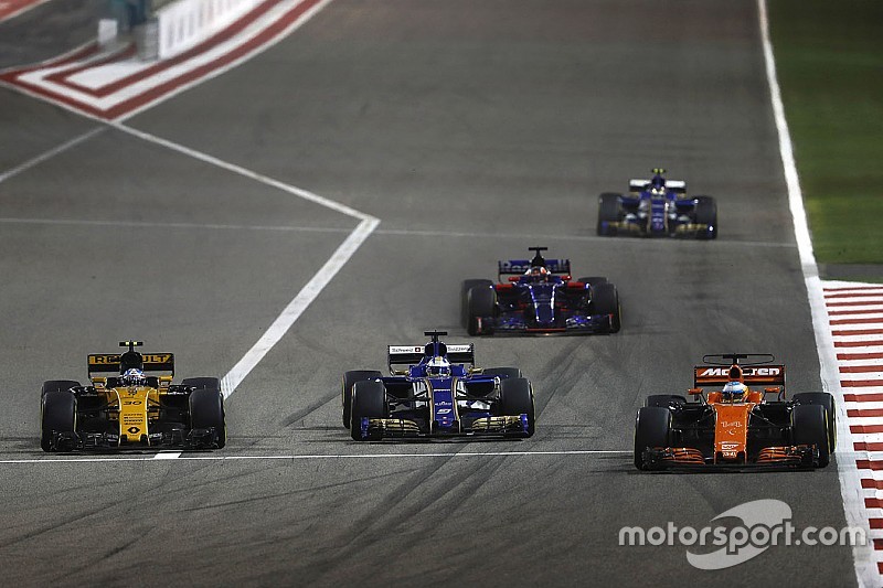Alonso dépassé par des F1