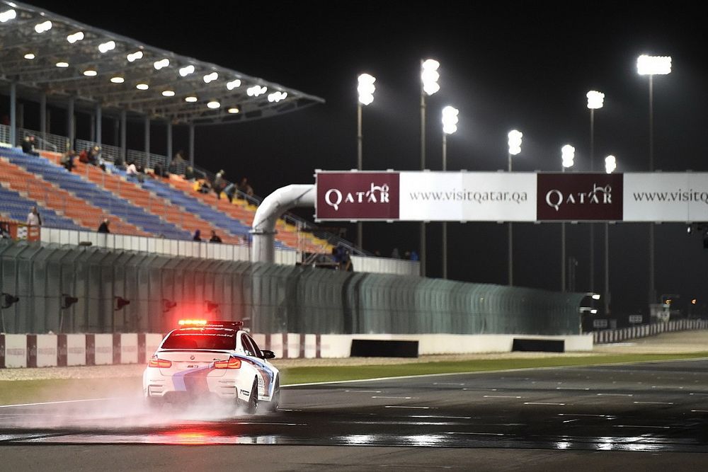 Coche de seguridad inspeccionando la pista mojada Qatar