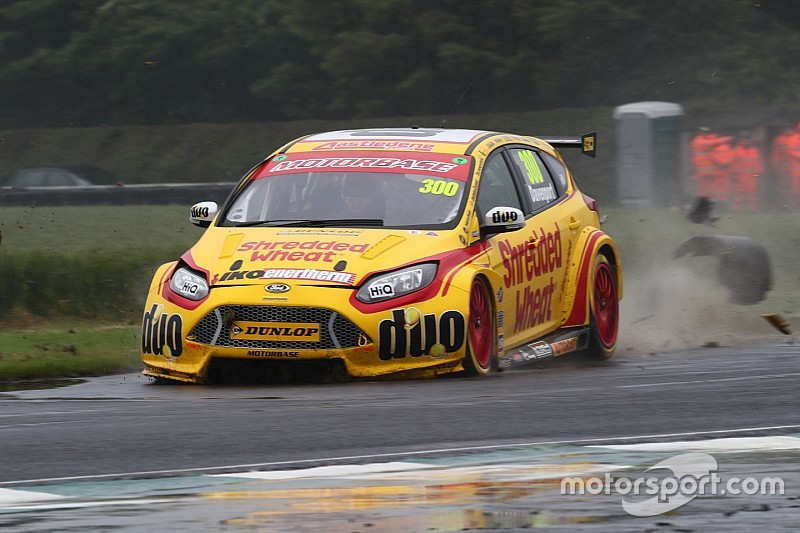 BTCC-coureur met succes geopereerd na horrorcrash