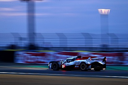 Le Mans 24 Saat - 19. Saat: #8 Toyota'da Alonso direksiyona geçti, #7 Toyota ile arasını açıyor