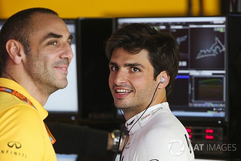 Cyril Abiteboul Director, Renault Sport F1 Team, Carlos Sainz Jr., Renault Sport F1 Team