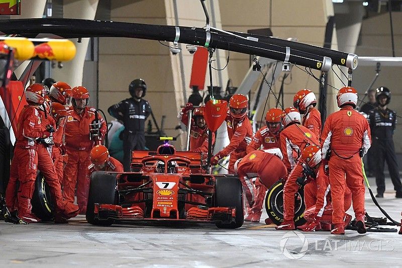 Kimi Raikkonen, Ferrari SF71H golpea a un mec&aacute;nico mientras abandona los boxes