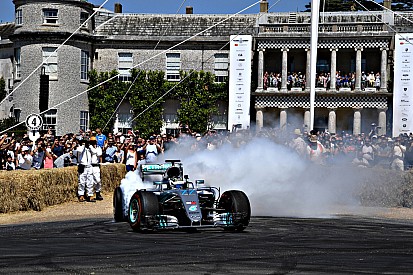 Video: Bottas voelt kampioensauto Rosberg aan de tand op Goodwood