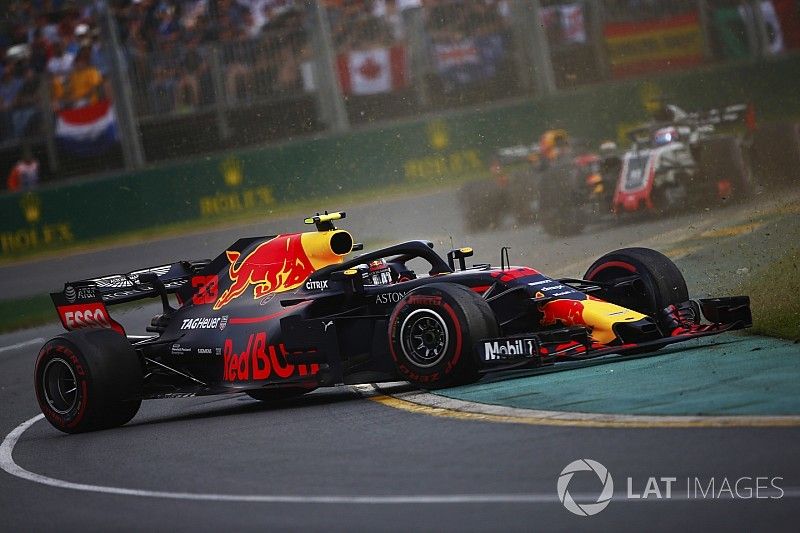 Max Verstappen, Red Bull Racing RB14 Tag Heuer, gira en ferente de Romain Grosjean, Haas F1 Team VF-18 Ferrari