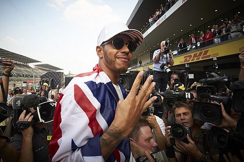 Hamilton recuerda a su &iacute;dolo Senna y critica el Halo en Brasil