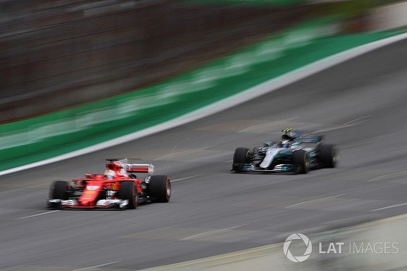 Sebastian Vettel, Ferrari SF70H y Valtteri Bottas, Mercedes-Benz F1 W08 saca chispas