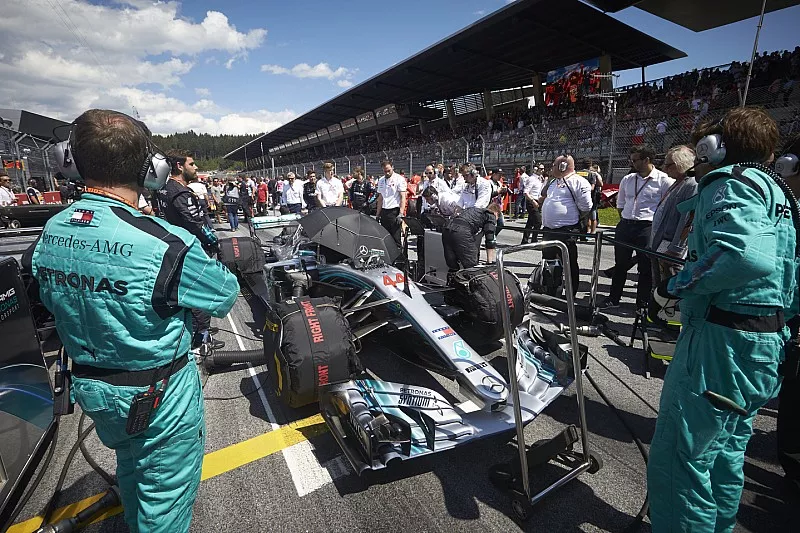 Ingegneri in griglia con Lewis Hamilton, Mercedes AMG F1 W09