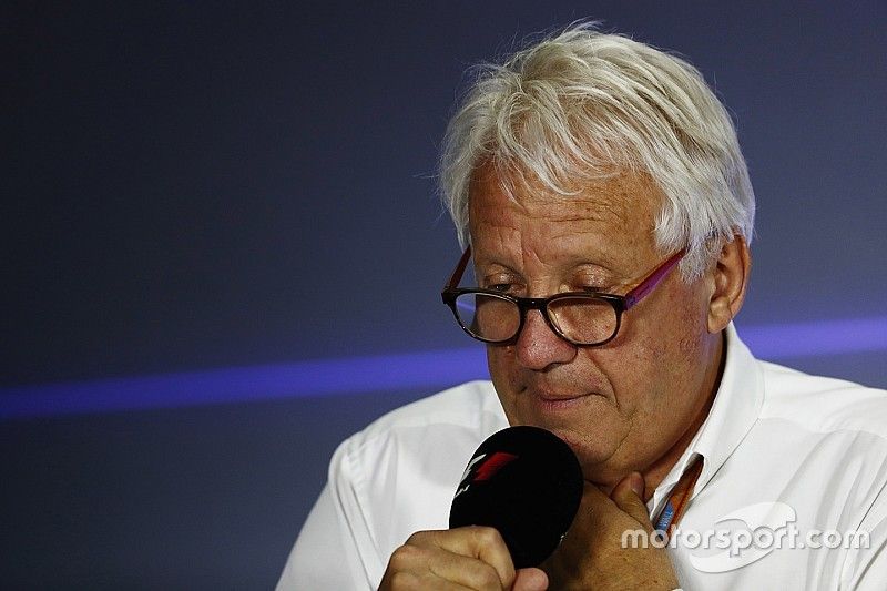 Charlie Whiting, Director de carrera de la FIA celebra una conferencia de prensa