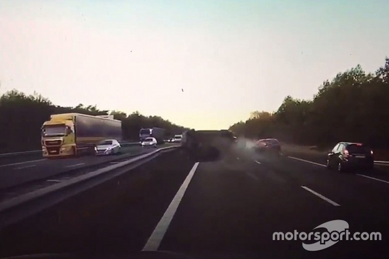 VIDÉO - Une Tesla prédit un accident avant qu'il n'arrive