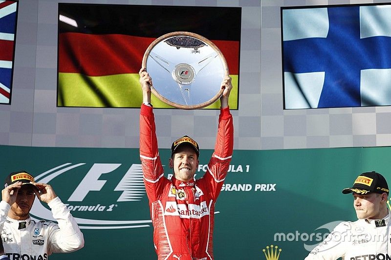 Podio: ganador de la carrera Sebastian Vettel, Ferrari, segundo lugar Lewis Hamilton, Mercedes AMG F1, tercer lugar Valtteri Bottas, Mercedes AMG F1