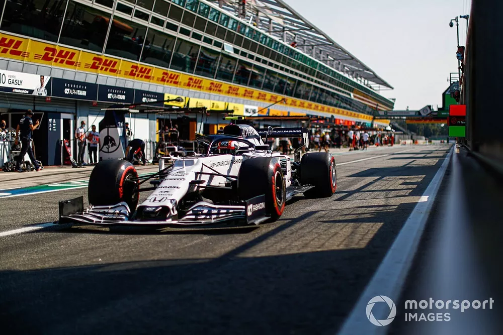 Pierre Gasly, AlphaTauri AT01, pit lane