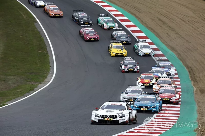 Paul Di Resta, Mercedes-AMG Team HWA, Mercedes-AMG C63 DTM leads after restart