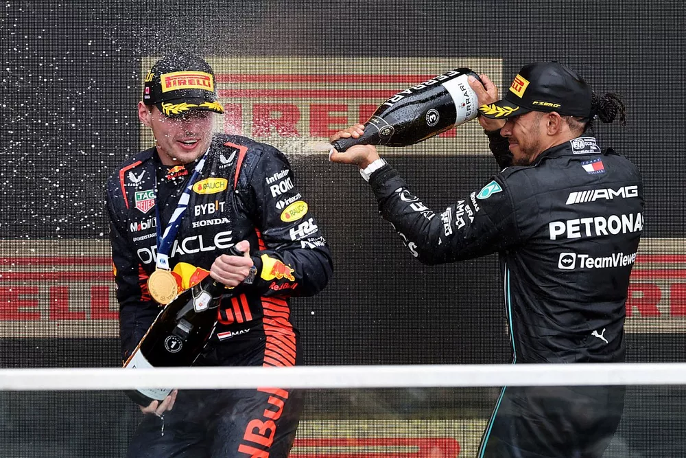Max Verstappen, Red Bull Racing, 1e positie, Lewis Hamilton, Mercedes-AMG, 3e positie, champagne spuiten op het podium