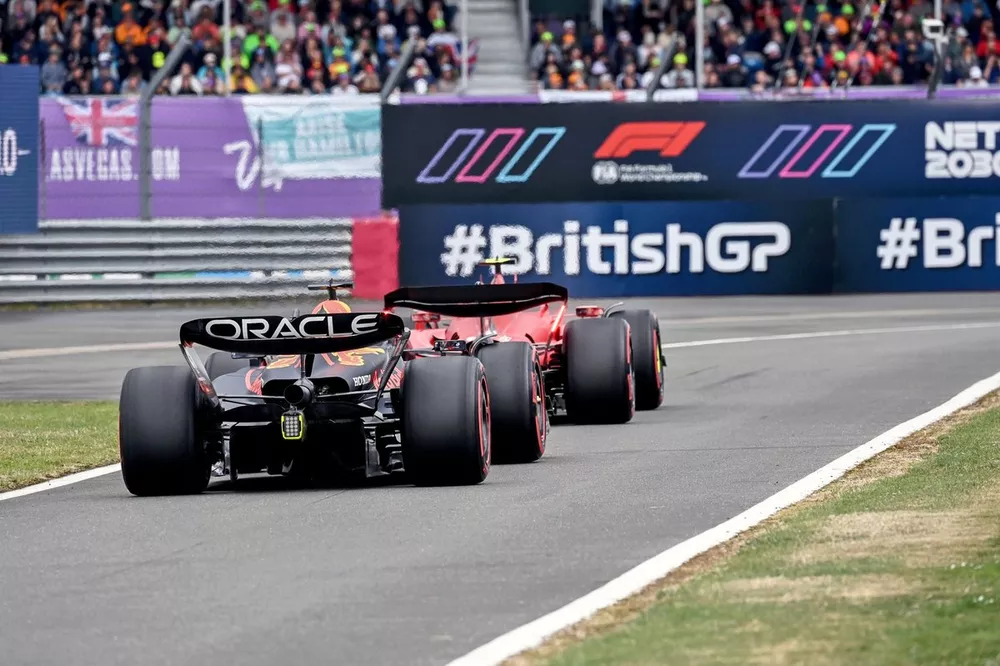 Carlos Sainz, Ferrari SF-23, Max Verstappen, Red Bull Racing RB19