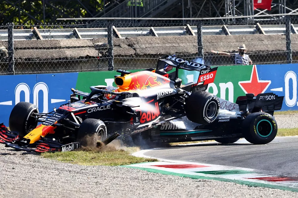 Max Verstappen, Red Bull Racing RB16B, en Lewis Hamilton, Mercedes W12, crashen tijdens gevecht om positie