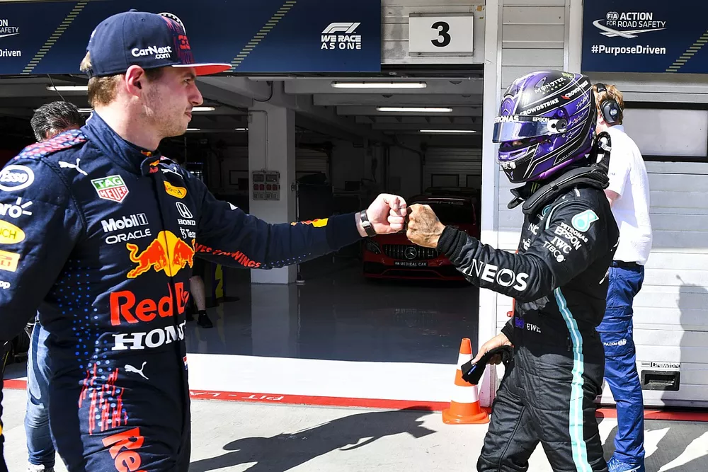 Ganador de la pole, Lewis Hamilton, Mercedes, choca el pu&ntilde;o con Max Verstappen, Red Bull Racing, tercer puesto en Parc Ferme tras la clasificaci&oacute;n