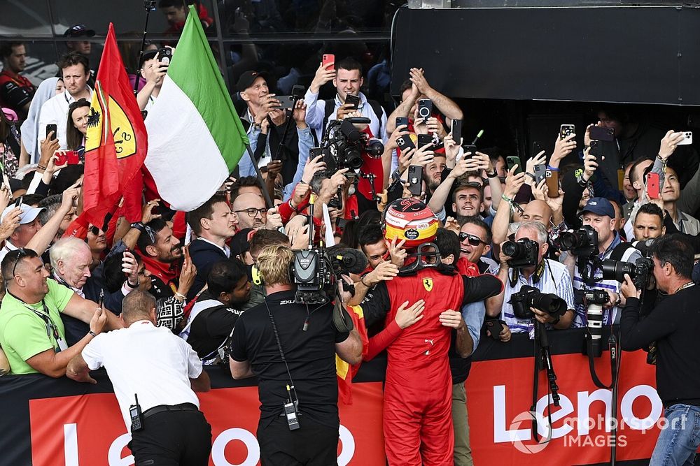 Carlos Sainz, Ferrari, 1st position, celebrates with his team in Parc Ferme