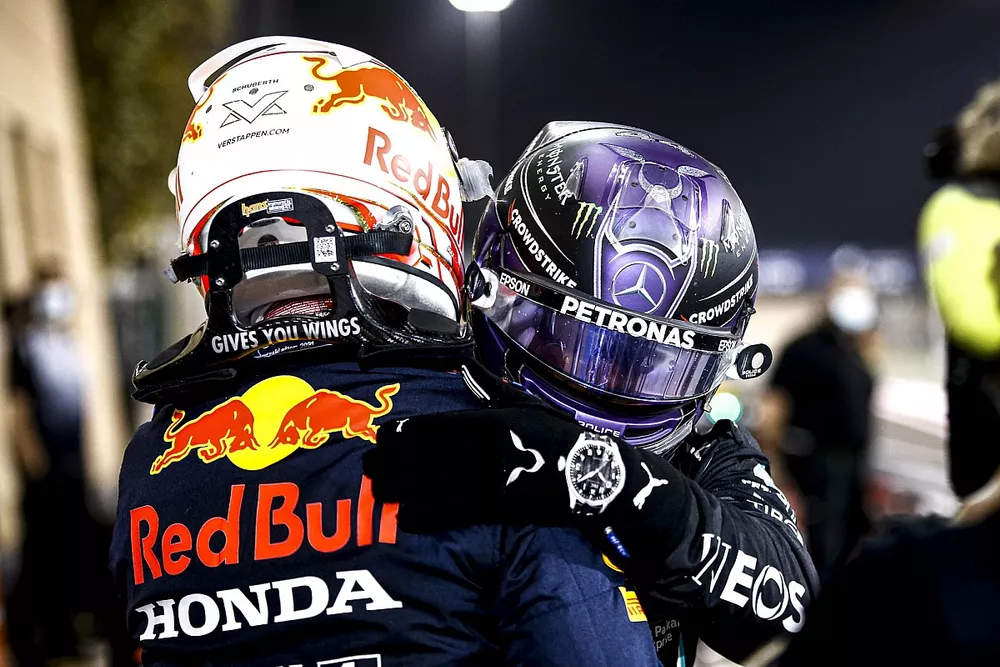 Max Verstappen, Red Bull Racing, 2nd position, and Lewis Hamilton, Mercedes, 1st position, congratulate each other in Parc Ferme