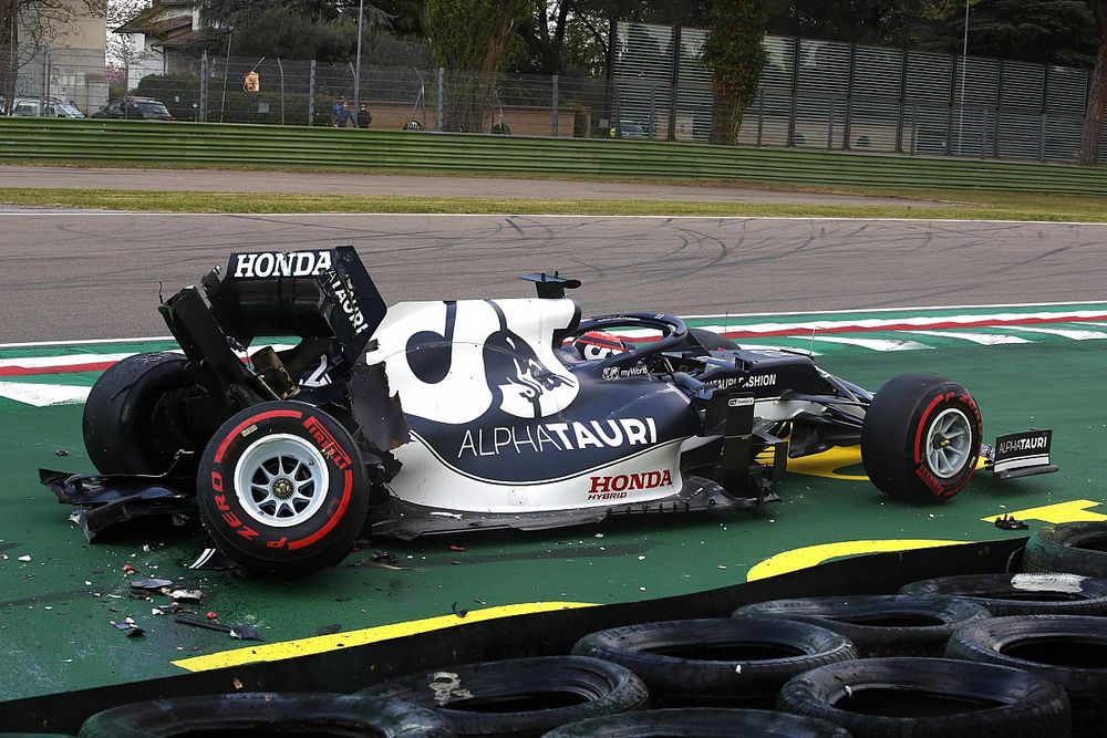 Yuki Tsunoda, AlphaTauri AT02 despu&eacute;s de chocar con el muro