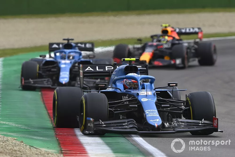 Esteban Ocon, Alpine A521, Fernando Alonso, Alpine A521, Sergio P&eacute;rez, Red Bull Racing RB16B