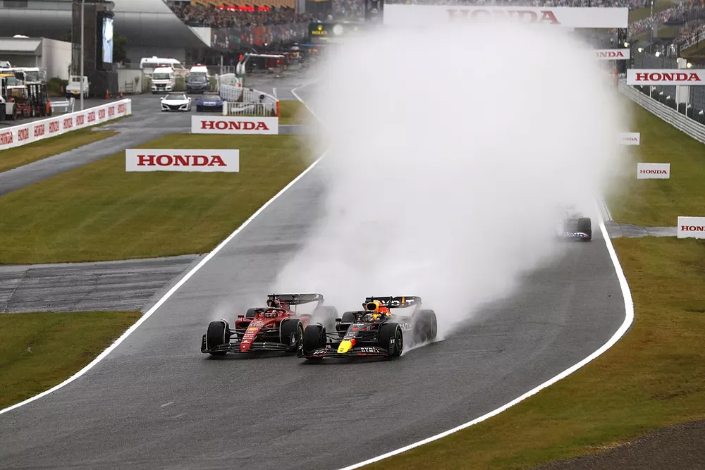 Max Verstappen, Red Bull Racing RB18, Charles Leclerc, Ferrari F1-75, battle for the lead at the start