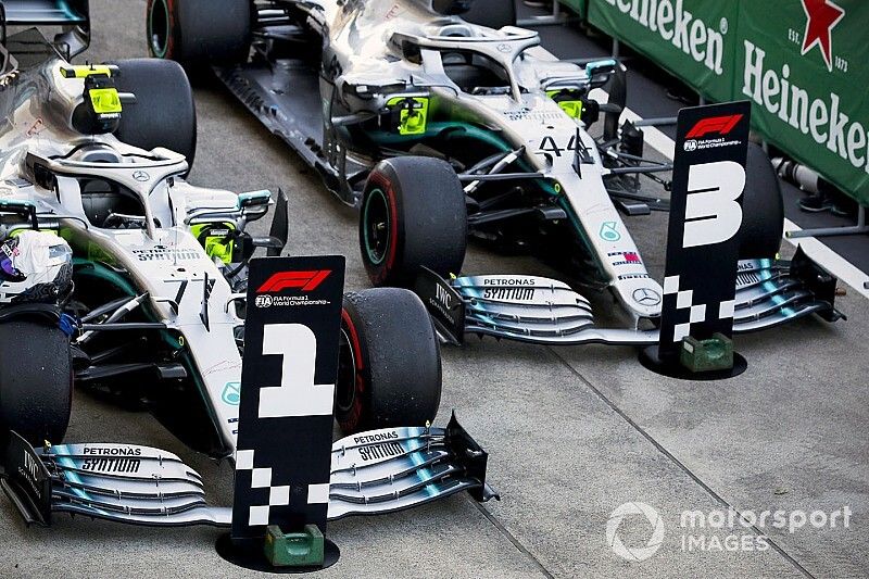 Los coches del ganador de la Carrera Valtteri Bottas, Mercedes AMG W10 y del segundo Lewis Hamilton, Mercedes AMG F1 W10 en Parc Ferme 