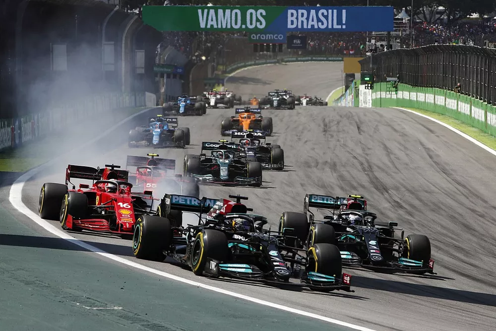 Lewis Hamilton, Mercedes W12, Valtteri Bottas, Mercedes W12, Charles Leclerc, Ferrari SF21, Carlos Sainz Jr., Ferrari SF21, and the remainder of the field after the safety car