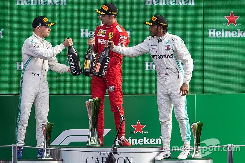 Podium : le vainqueur Charles Leclerc, Ferrari, le deuxi&egrave;me, Valtteri Bottas, Mercedes AMG F1, le troisi&egrave;me, Lewis Hamilton, Mercedes AMG F1