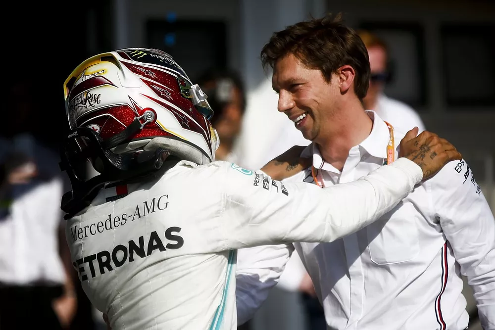 Racewinnaar Lewis Hamilton, Mercedes AMG F1 W10, viert zijn zege in parc ferm&eacute; met James Vowles, Motorsport Strategy Director, Mercedes-AMG