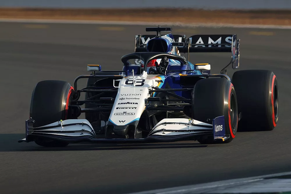 George Russell, Williams FW43B, waves from his cockpit at the end of Qualifying