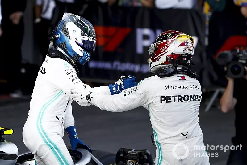 Le vainqueur Valtteri Bottas, Mercedes AMG F1, et Lewis Hamilton, Mercedes AMG F1 dans le Parc Ferm&eacute;