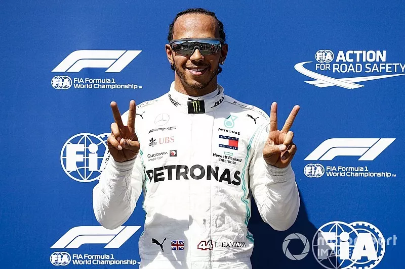 Ganador de la pole Lewis Hamilton, Mercedes AMG F1
