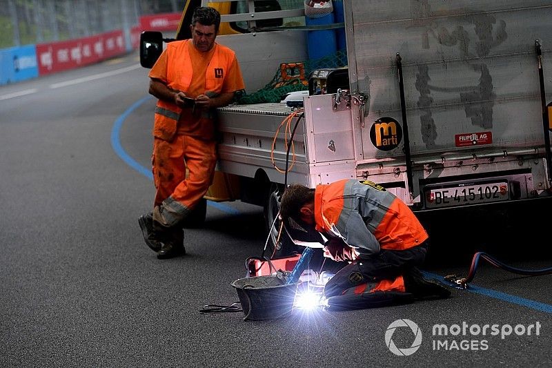 Un comisario sella una alcantarilla en Berna