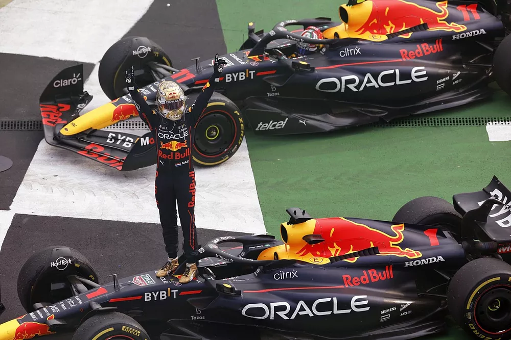 Max Verstappen, Red Bull Racing, 1&ordf; posici&oacute;n, celebra su llegada al Parc Ferme
