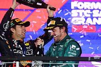 Alonso obserwuje walkę Red Bulla