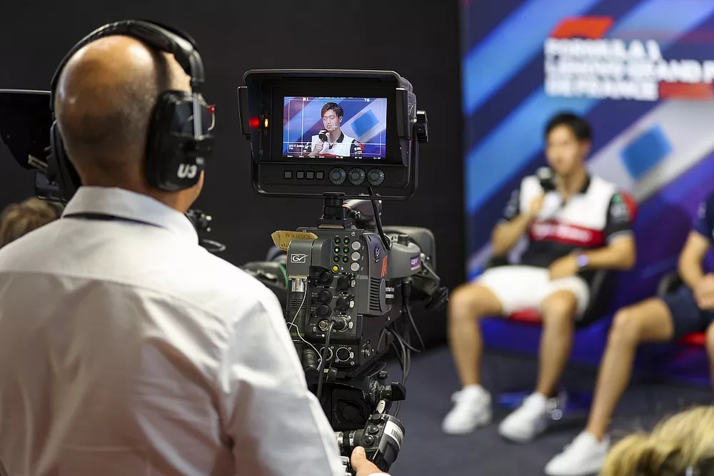 Un c&aacute;mara filma a Zhou Guanyu, del equipo Alfa Romeo F1, en la rueda de prensa de pilotos.