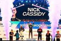 Cassidy domina una carrera afectada por la lluvia en Londres