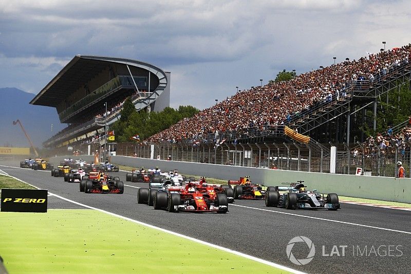 Sebastian Vettel, Ferrari SF70H, Lewis Hamilton, Mercedes AMG F1 W08, lead at the start of the race