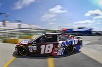 Kyle Busch con la pole en una recortada sesi&oacute;n en Kentucky, Su&aacute;rez en 9&ordm;