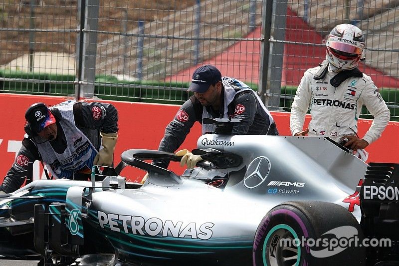 Lewis Hamilton, Mercedes-AMG F1 W09 stops on track