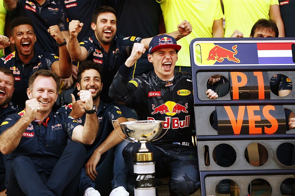 El director del equipo Christian Horner, Red Bull Racing, Daniel Ricciardo, Red Bull Racing, Max Verstappen, Red Bull Racing, 1st Position y el equipo Red Bull celebran su primera y r&eacute;cord de ganar F1
