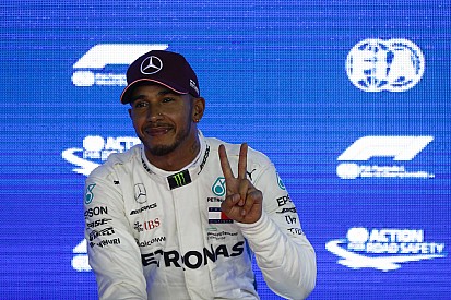 Hamilton két igazi sztárral szörfözött: nem semmi!
