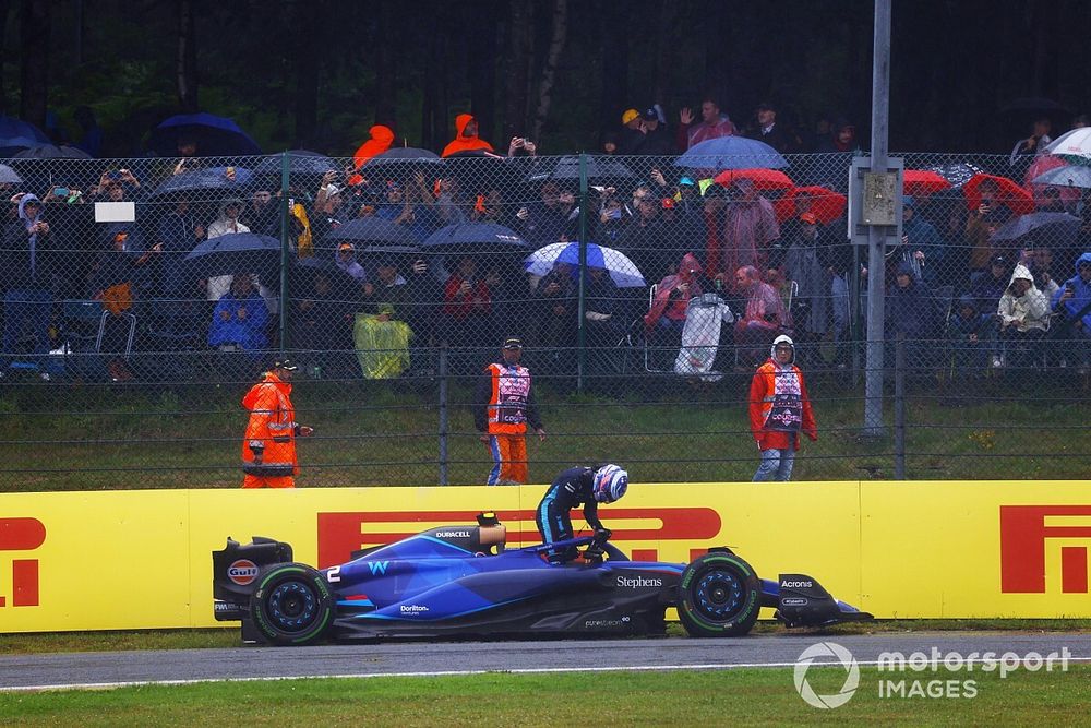 Logan Sargeant, Williams FW45, sale de su coche dañado tras chocar en la FP1