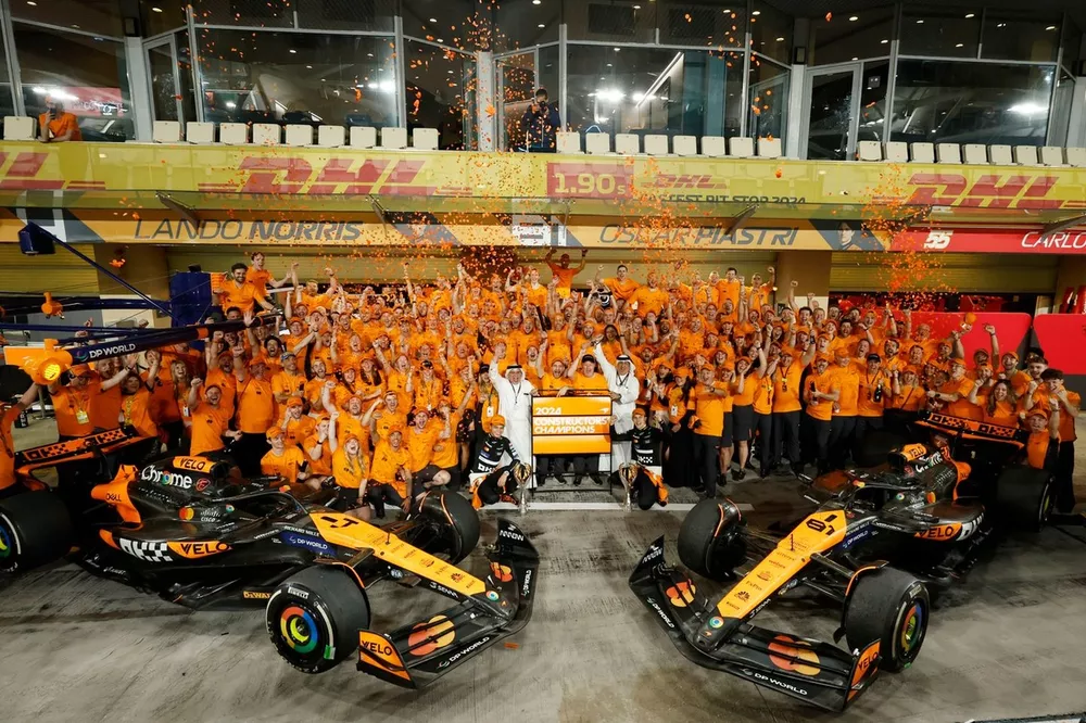 Il team McLaren festeggia la conquista del titolo del Campionato Costruttori