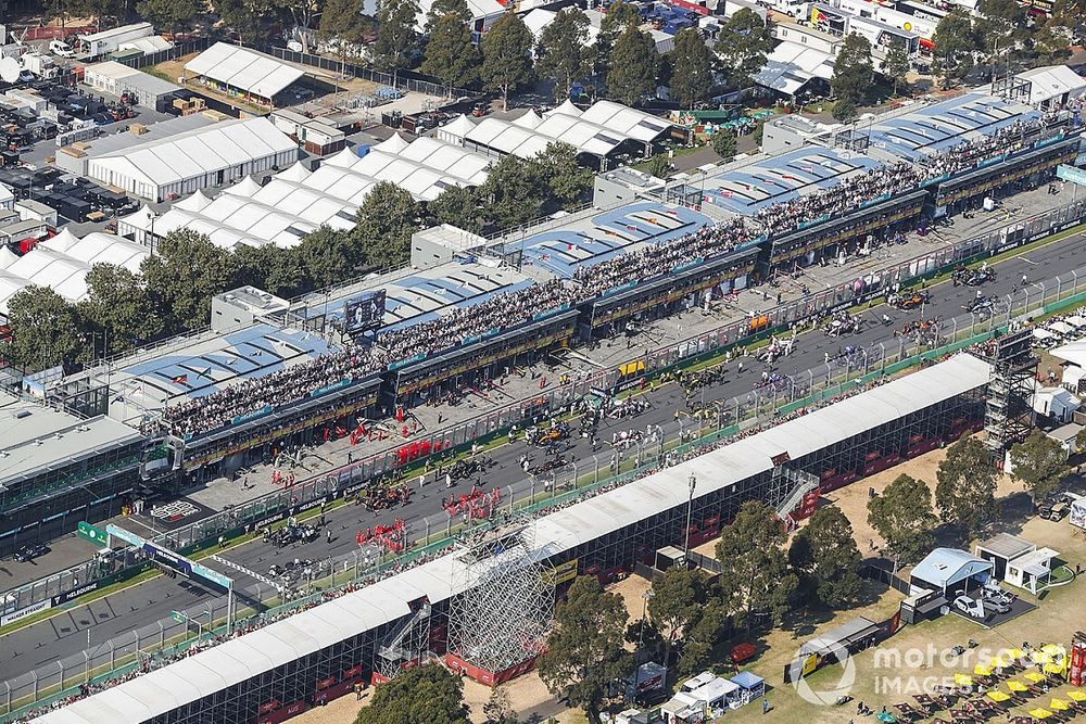 Mechanics make final preparations on the grid prior to the start of the formation lap