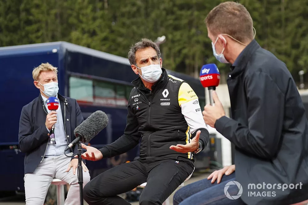 Cyril Abiteboul, director ejecutivo de Renault F1 Team con Simon Lazenby, Sky TV, y Anthony Davidson, Sky TV