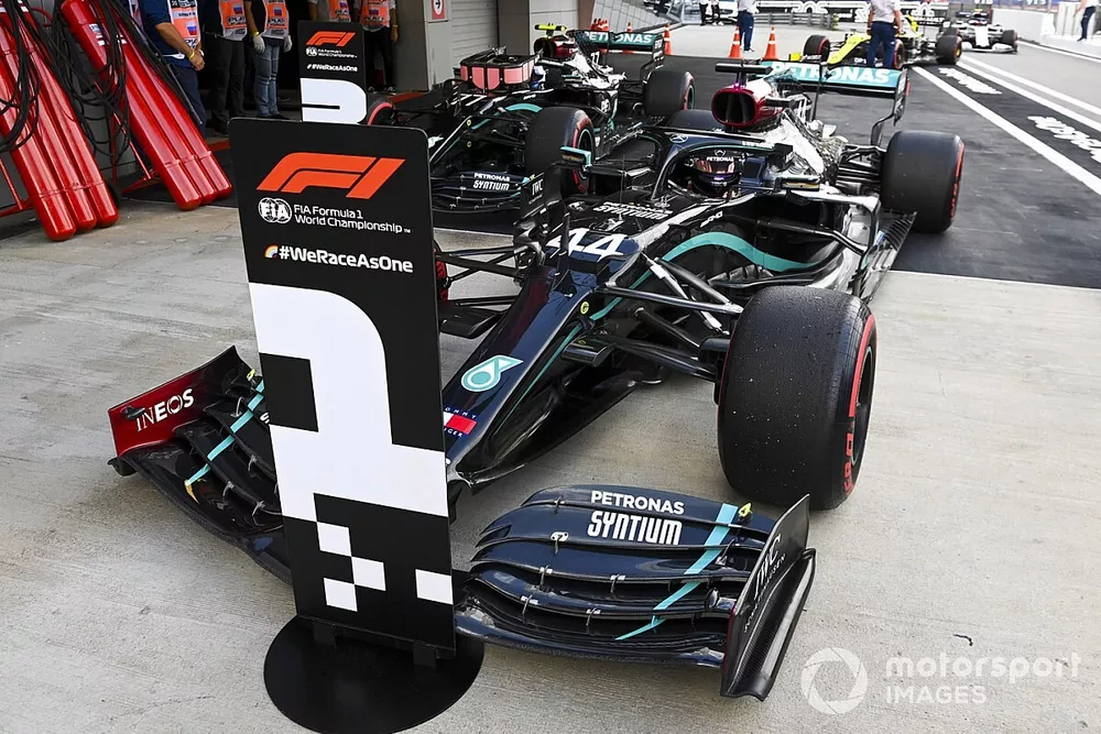 Ganador de la pole Lewis Hamilton, Mercedes F1 W11 en  Parc Ferme 