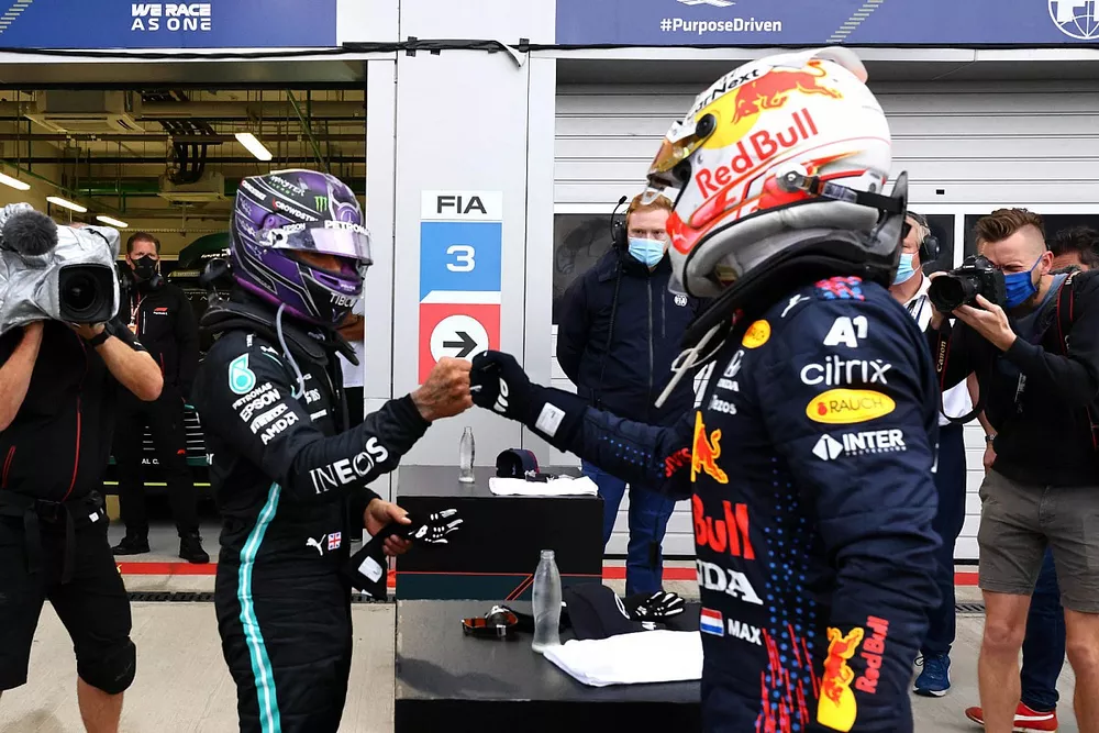 Max Verstappen, Red Bull Racing, 2&ordf; posici&oacute;n, y Lewis Hamilton, Mercedes, 1&ordf; posici&oacute;n, se felicitan mutuamente en Parc Ferme