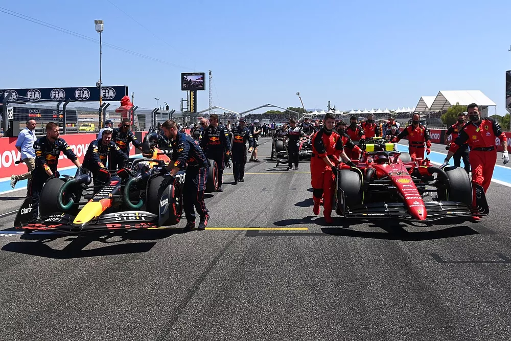 Max Verstappen, Red Bull Racing RB18, Charles Leclerc, Ferrari F1-75, arrivent sur la grille
