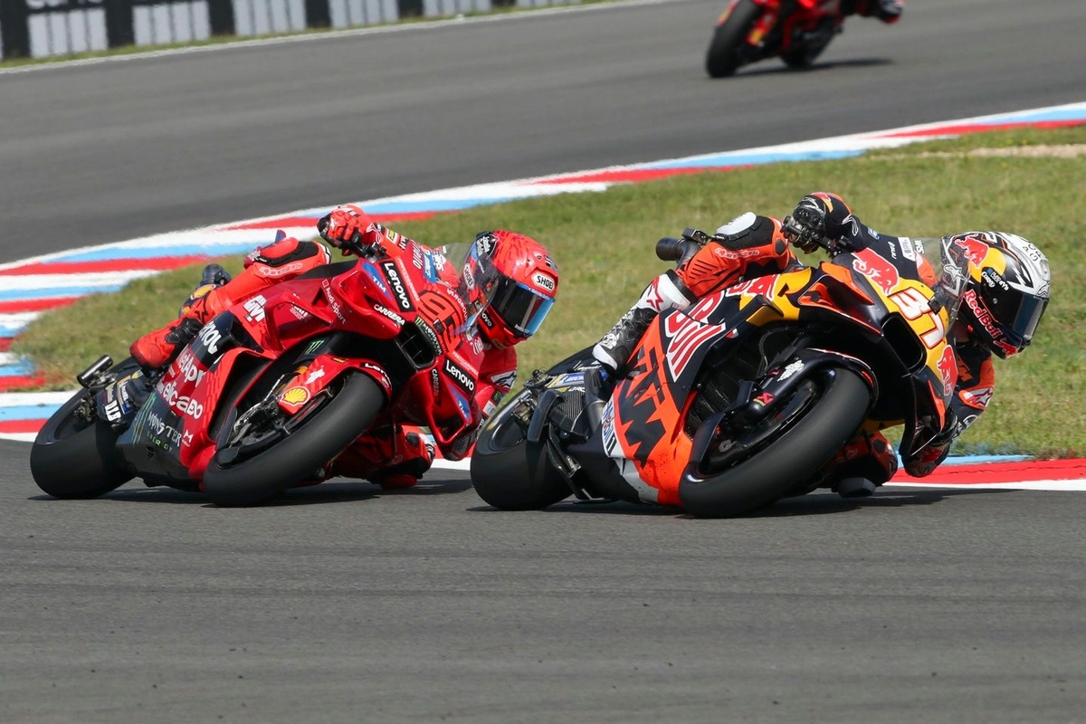 Acosta a vu les Ducati s'écarter devant lui : 
